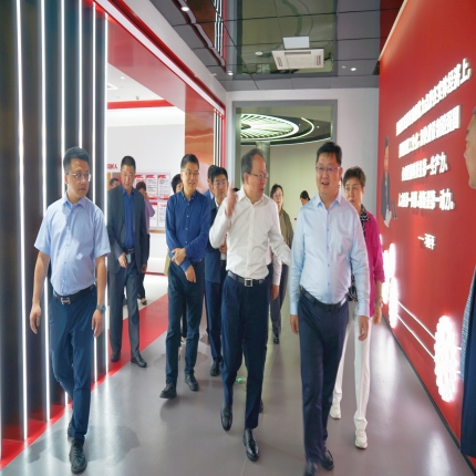 山西省政協(xié)副主席李曉波率“培育壯大智能產(chǎn)業(yè)，加快推動(dòng)智能化發(fā)展”調(diào)研組參觀考察泰隆集團(tuán)